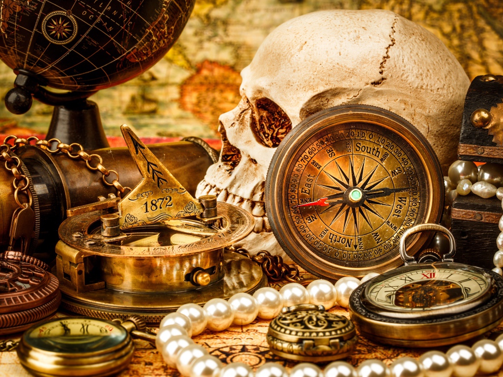 Череп, бинокль, компас, жемчуг и старинные часы на столе