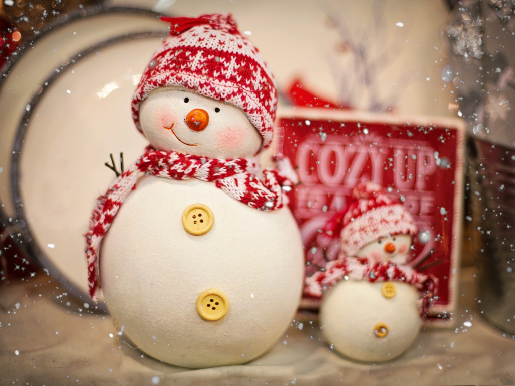 Фигурка снеговика в шапке с шарфом