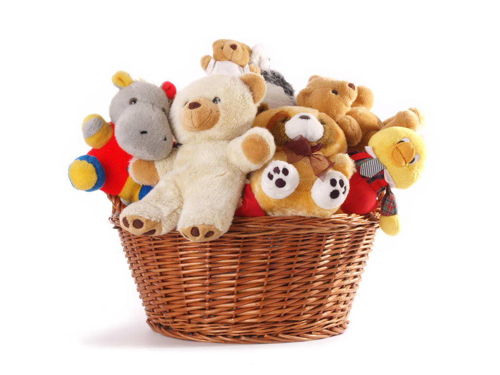 Мягкие игрушки в корзине на белом фоне 