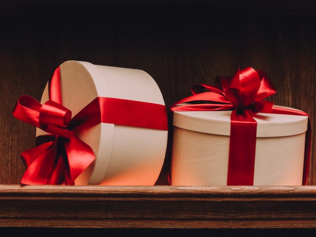 Две больших подарочных коробки с красными лентами