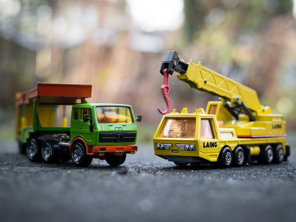 Две старых машинки грузовик и кран