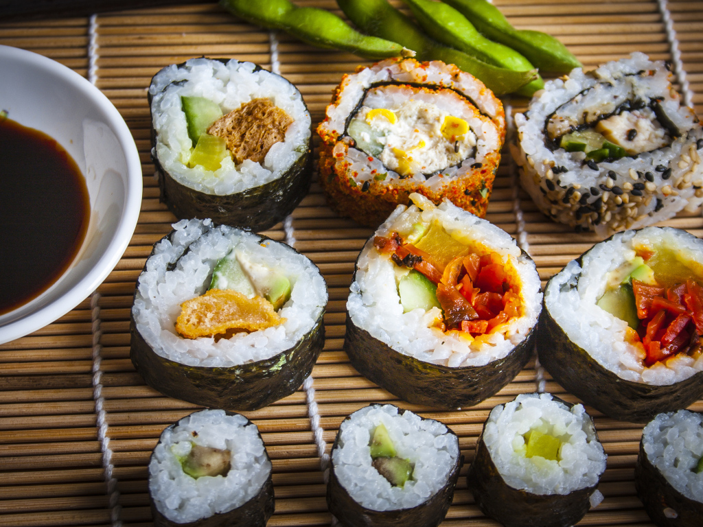 Аппетитные роллы с соевым соусом на бамбуковой салфетке 