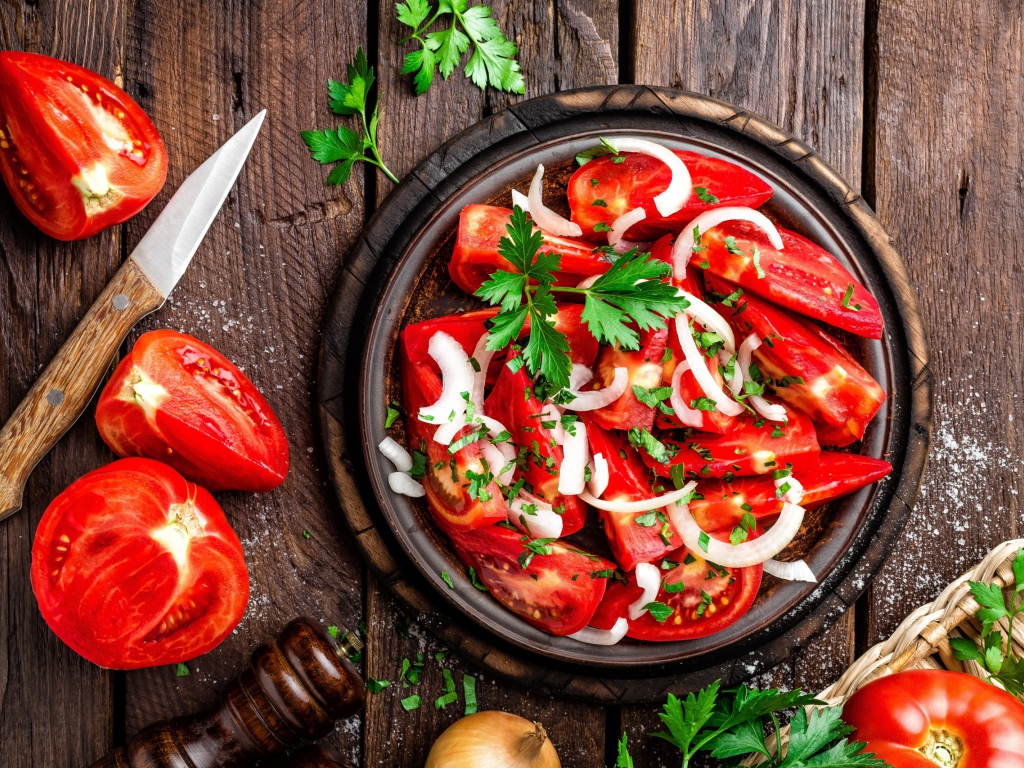 Аппетитный салат из свежих помидоров с луком и зеленью петрушки