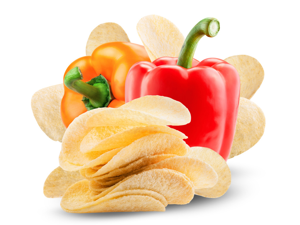 Чипсы с болгарским перцем на белом фоне