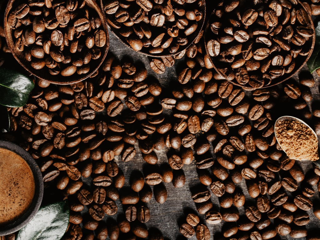 Кофейные зерна на столе крупным планом 