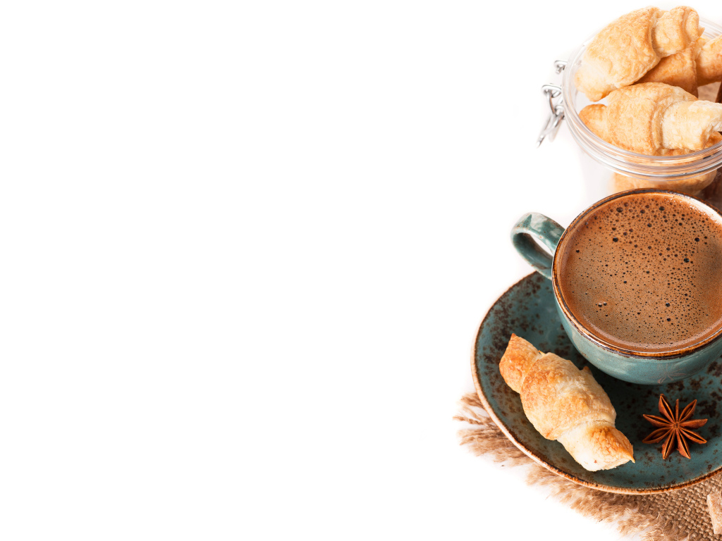 Кофе с круассанами и корицей на белом фоне