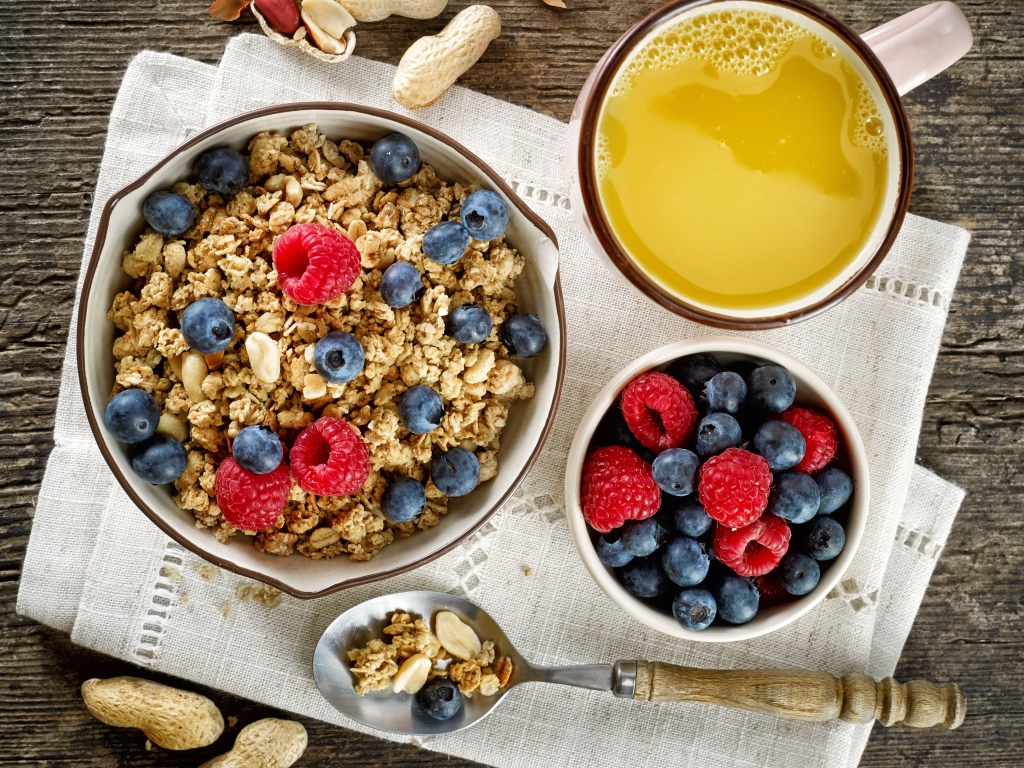 Хлопья с ягодами на столе с соком