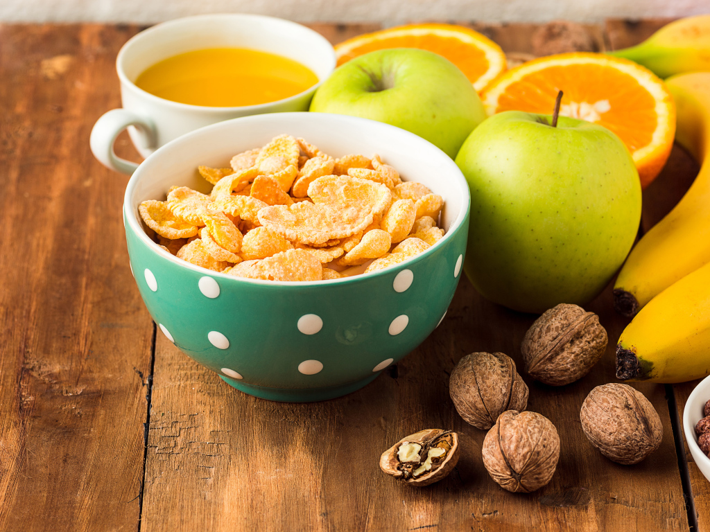 Хлопья с фруктами и орехами на столе