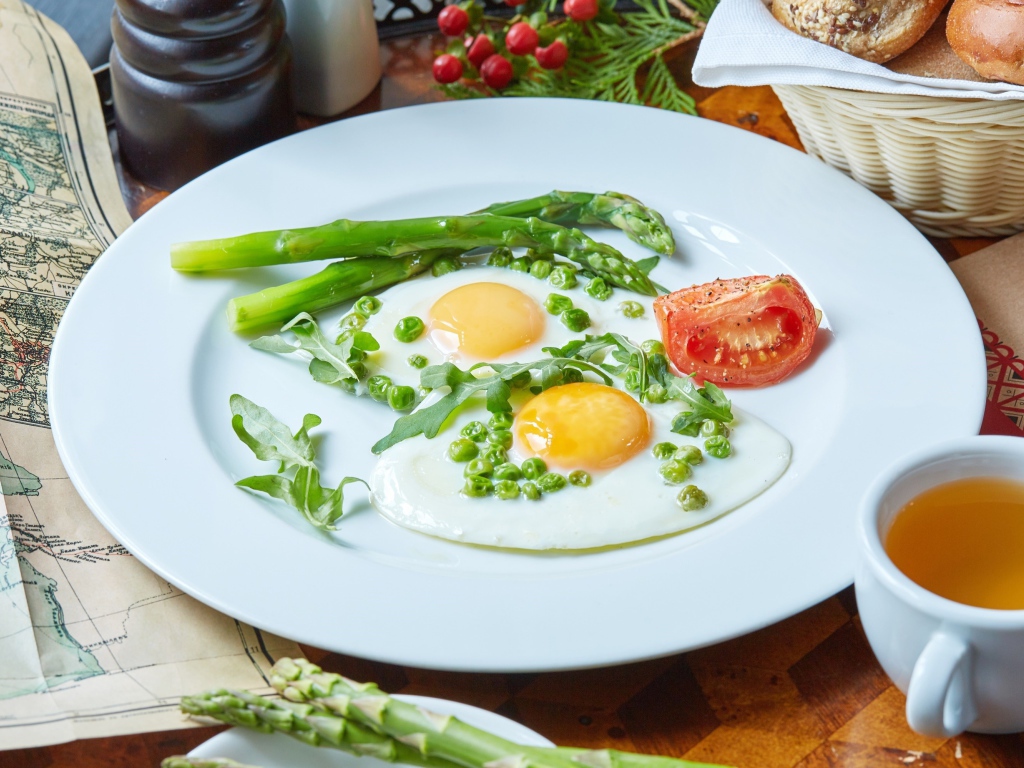 Яичница глазунья на завтрак с зеленым горошком и спаржей 