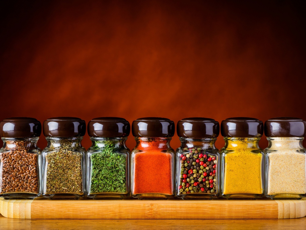 Стеклянные баночки со специями
