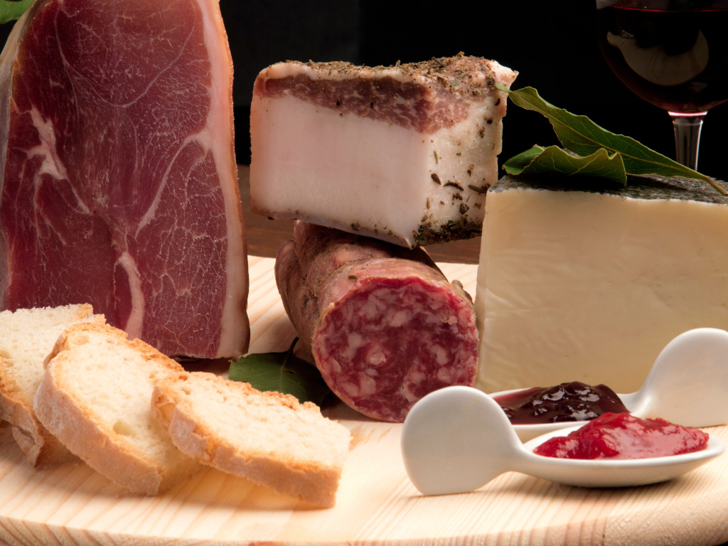 Ветчина, сало, колбаса,сыр и хлеб на столе