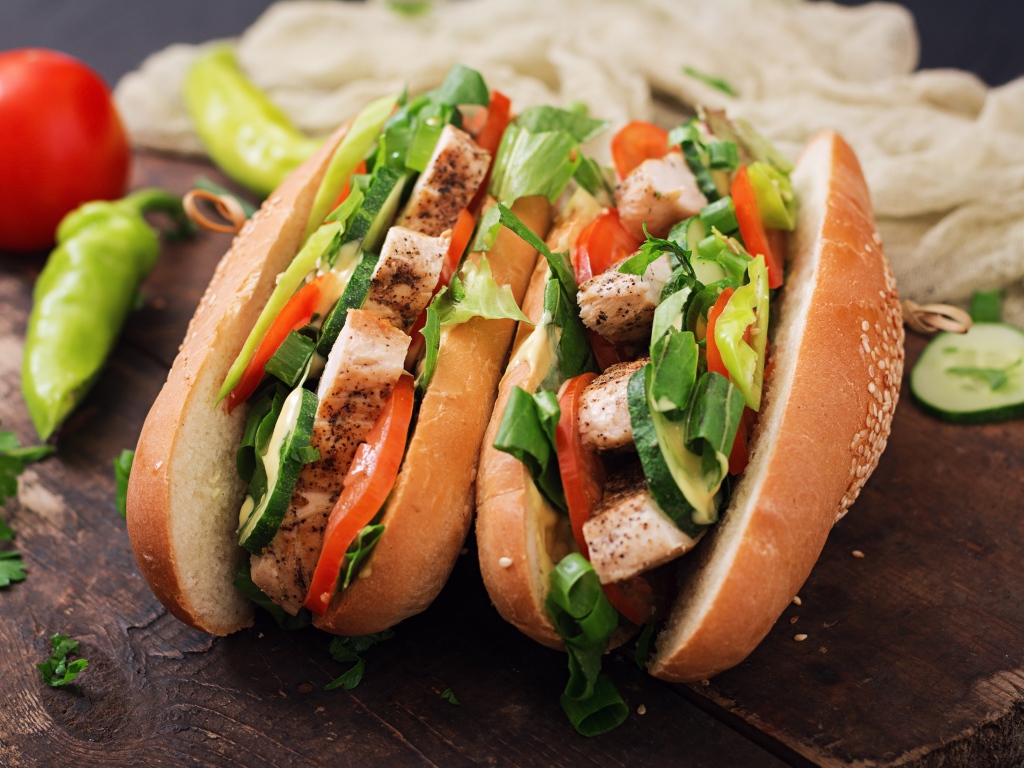 Хотдог с курицей и овощами