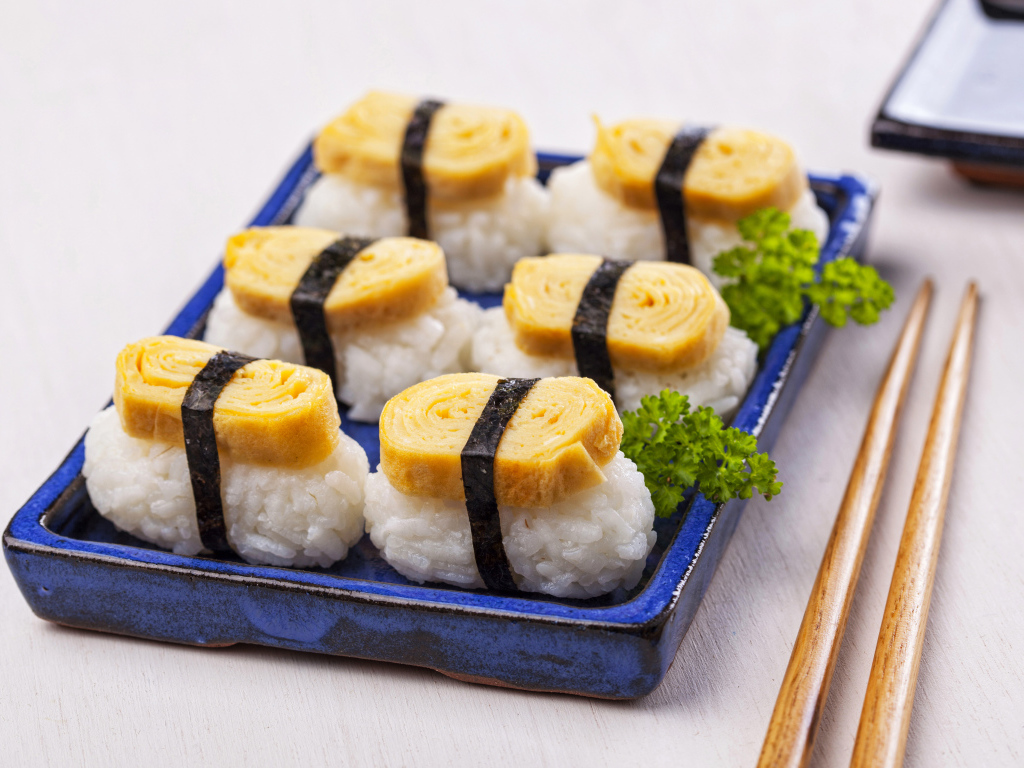 Японская еда на столе с палочками  