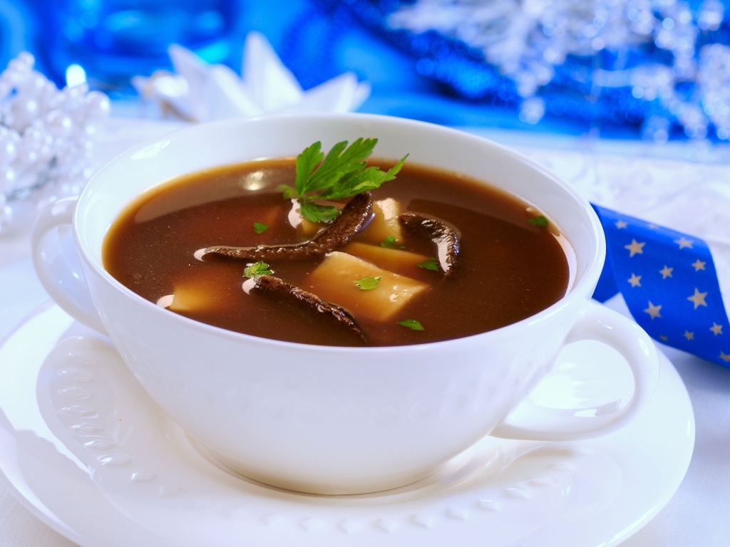 Грибной суп в белой тарелке