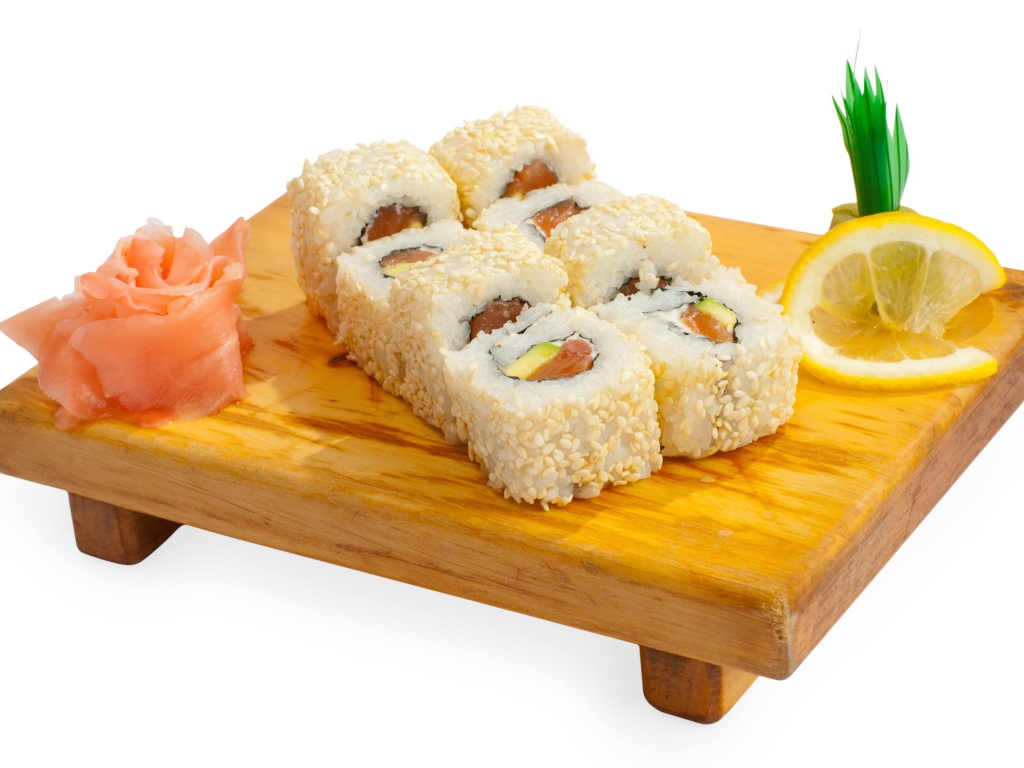 Роллы на деревянной доске с лимоном и имбирем