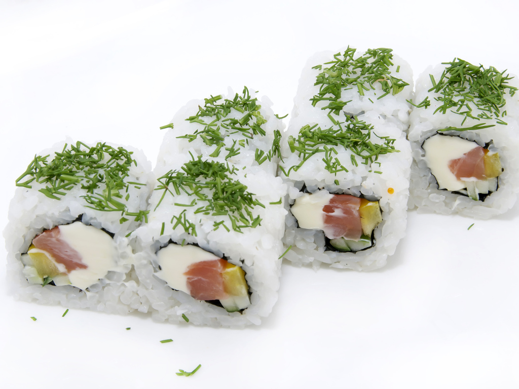 Роллы с рисом и зеленью на белом фоне