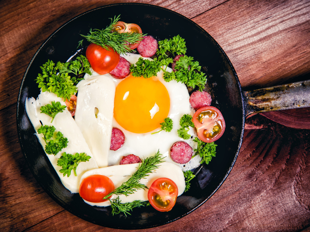 Яичница с колбасой, сыром,  помидорами и зеленью на сковороде