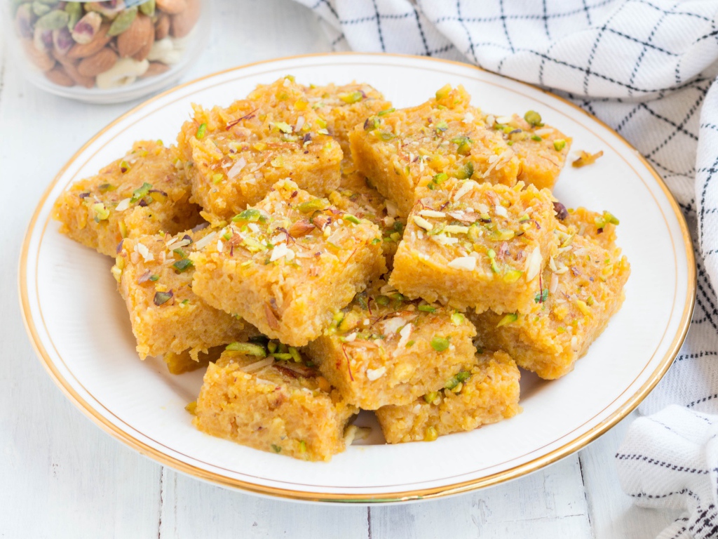 Кусочки сыра тофу на тарелке