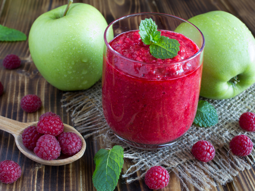 Смузи с малиной и зелеными яблоками в стакане