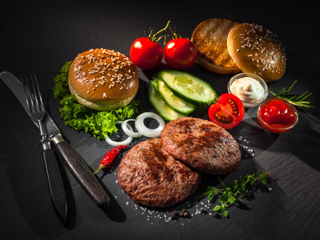 Вкусный натюрморт из гамбургеров на сером фоне