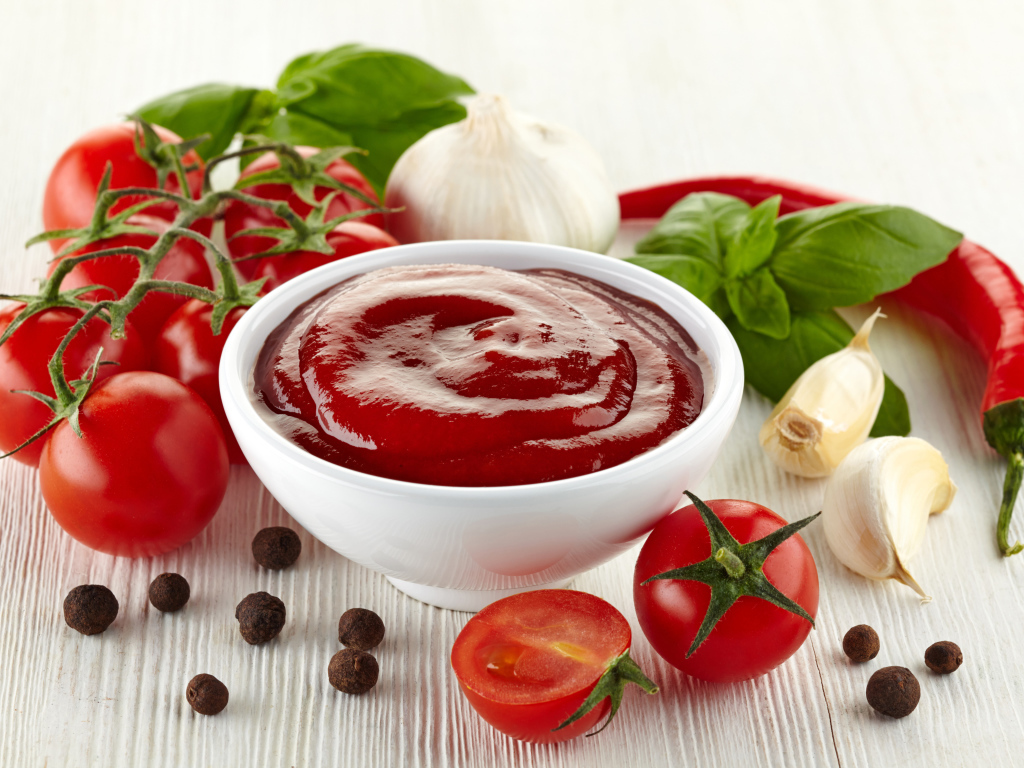 Томатный соус на столе помидорами, чесноком, и горьким перцем