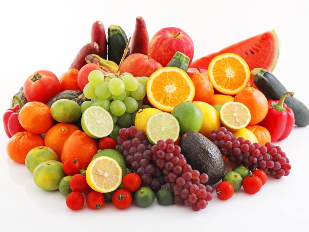 Аппетитные спелые фрукты и овощи на белом фоне