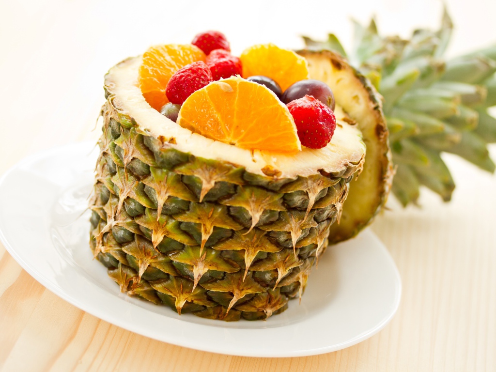 Салат из свежих фруктов в ананасе