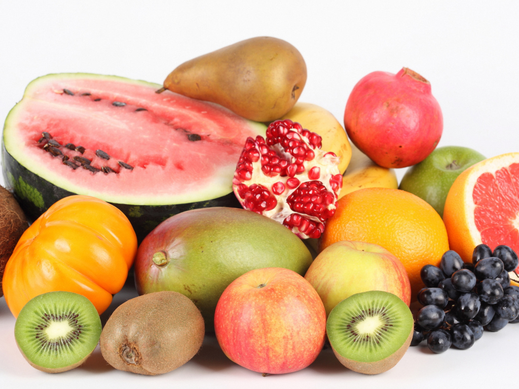Свежие фрукты на белом фоне
