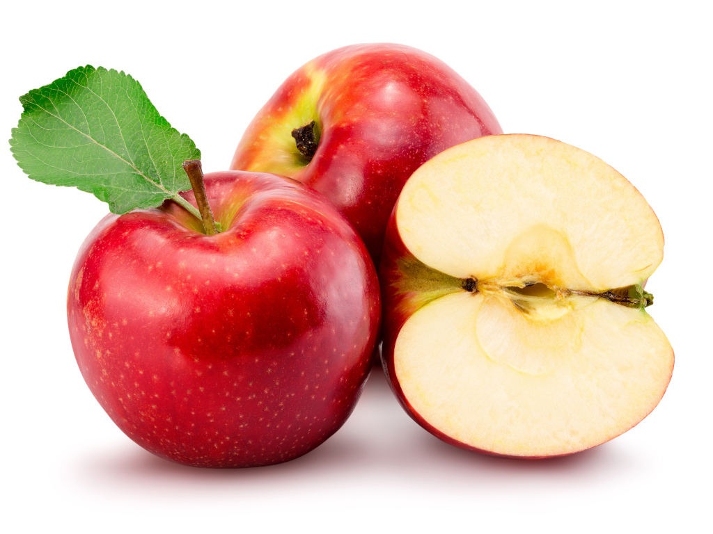 Сочные красные яблоки на белом фоне