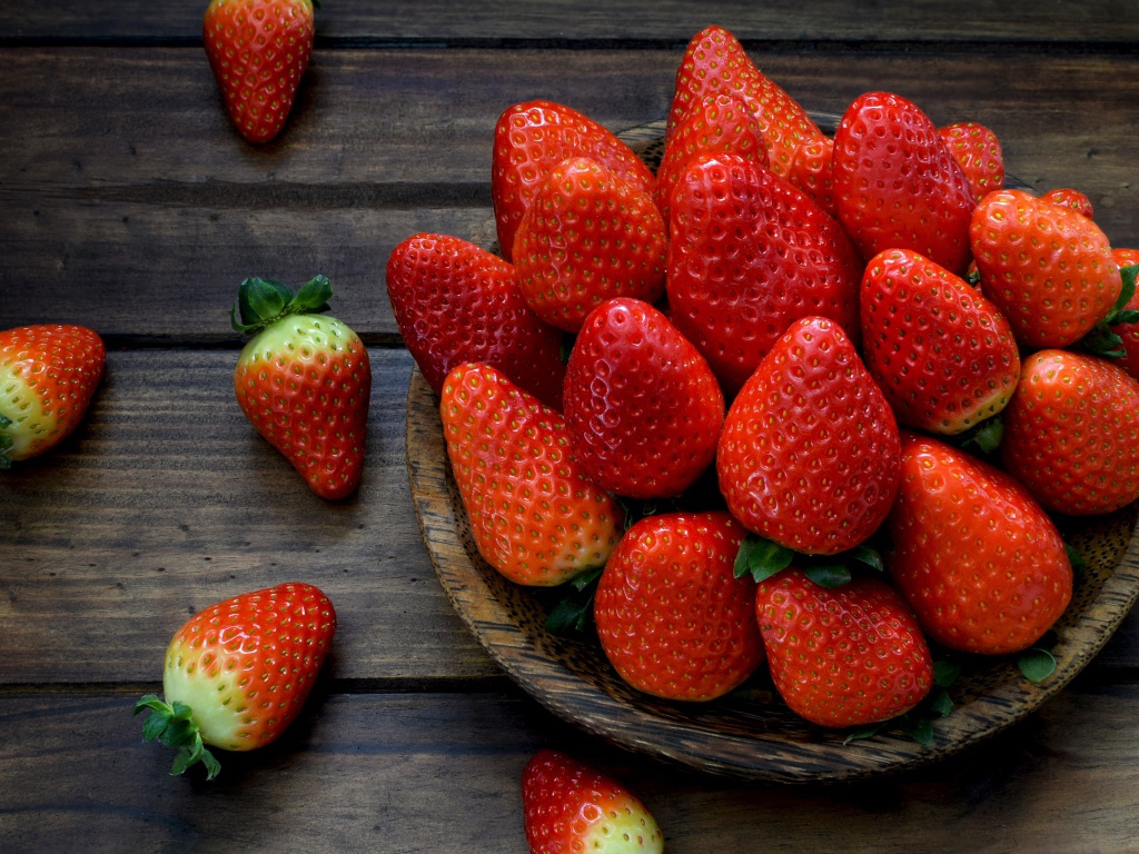 Спелая красная клубника на деревянном столе