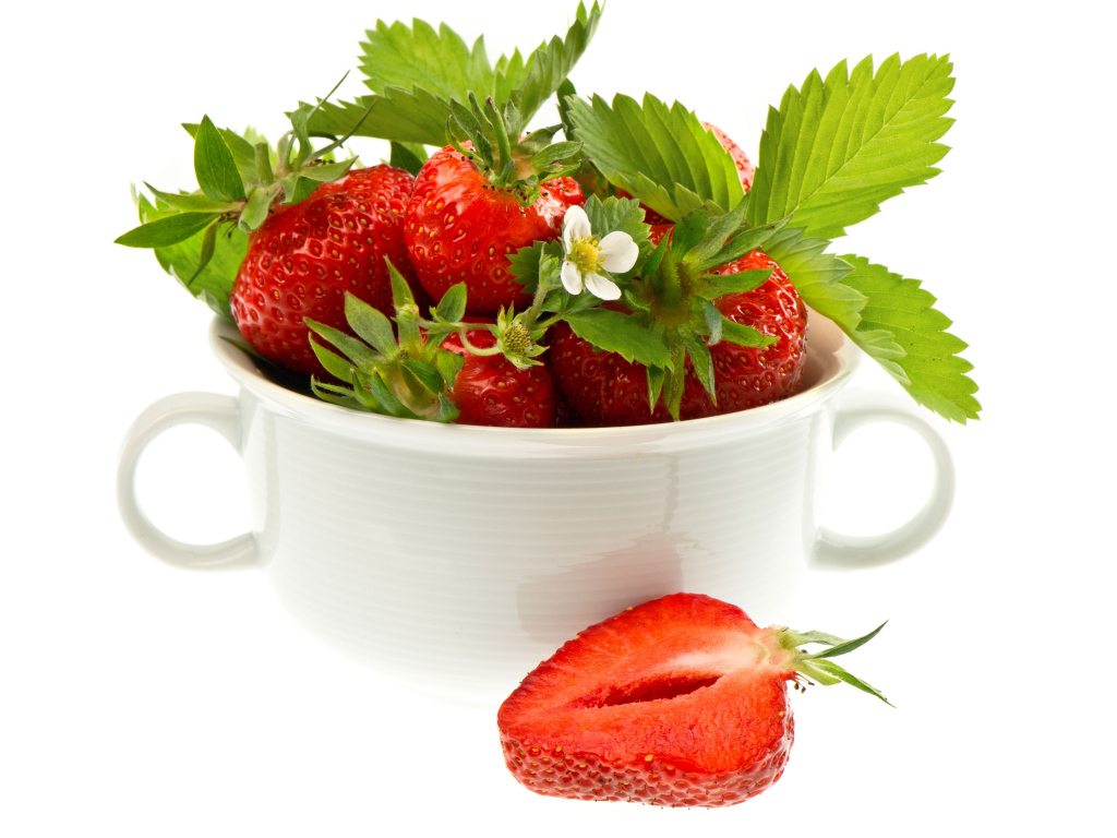 Спелая красная клубника на белом фоне