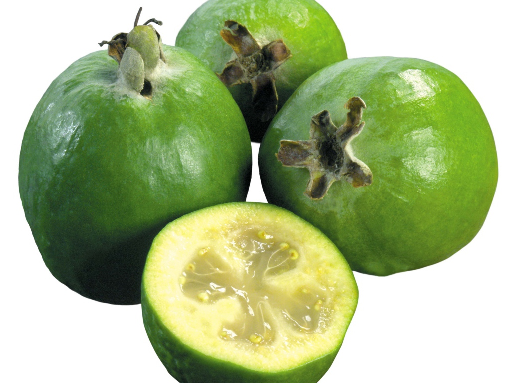 Спелые вкусные плоды фейхоа на белом фоне