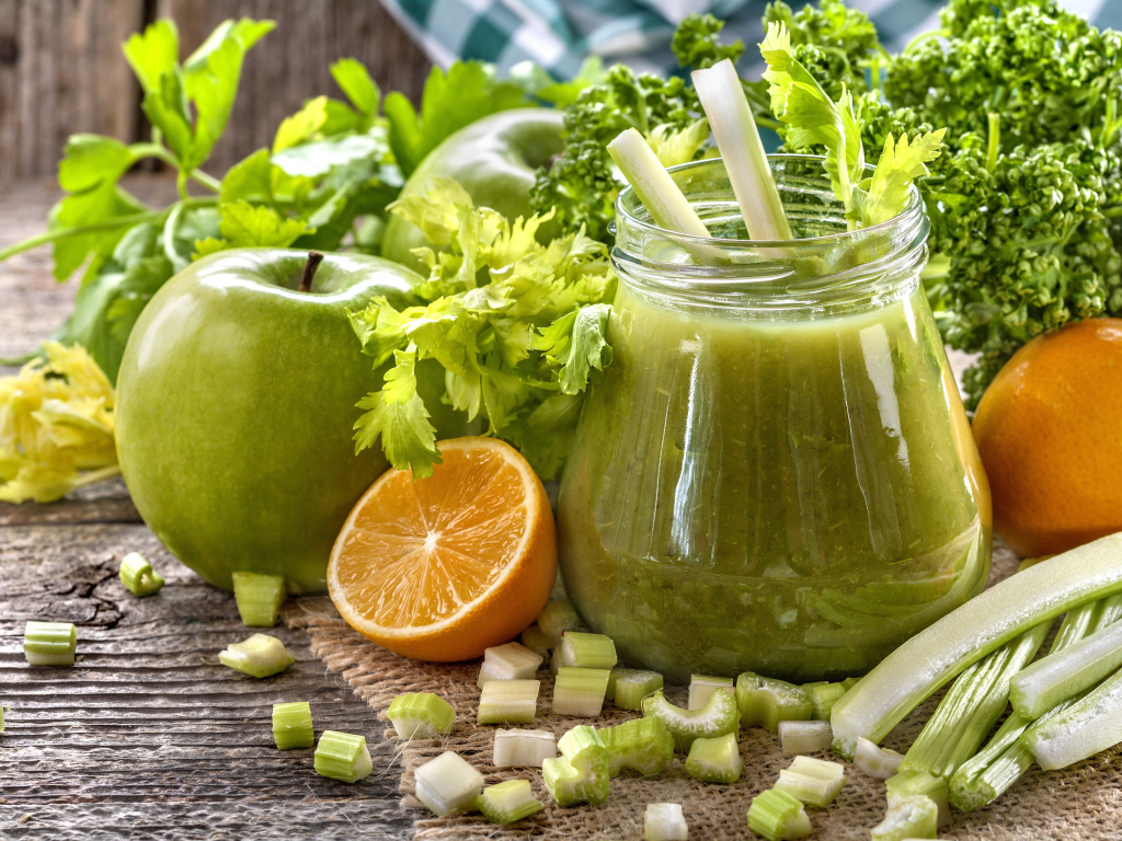 Смузи с яблоками, апельсинами и зеленью