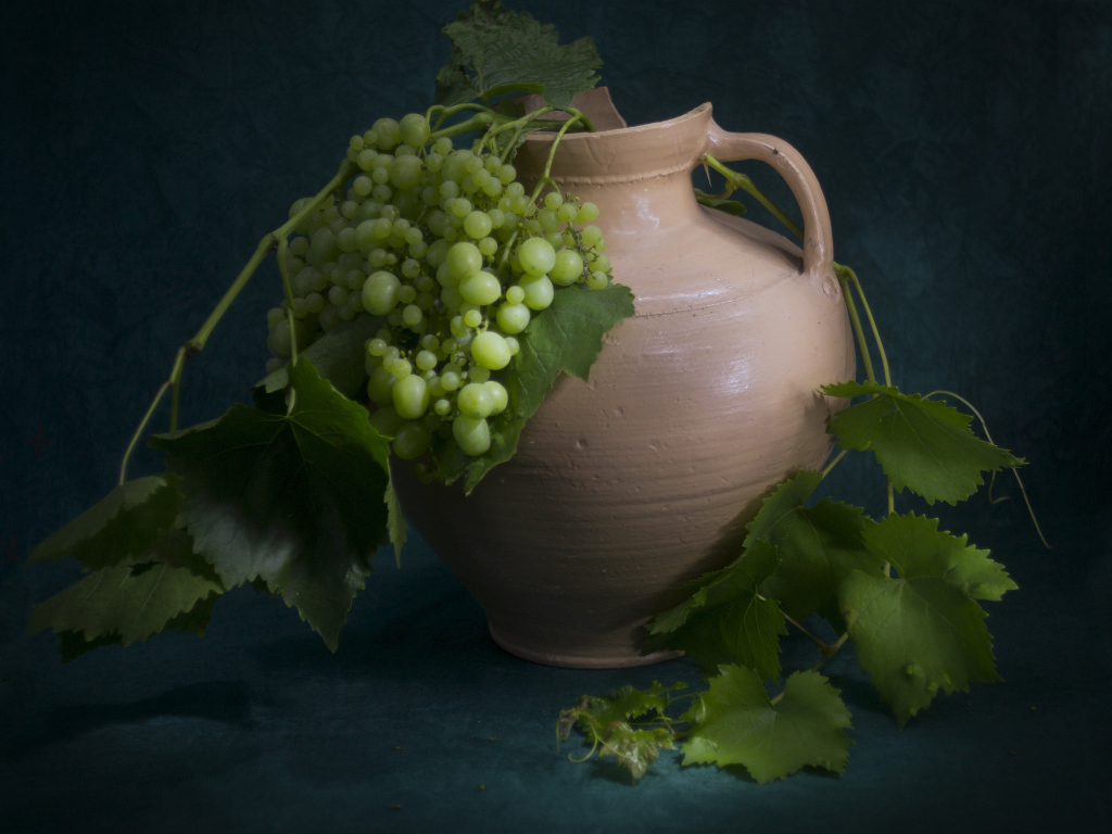Белый виноград в большом  кувшине 