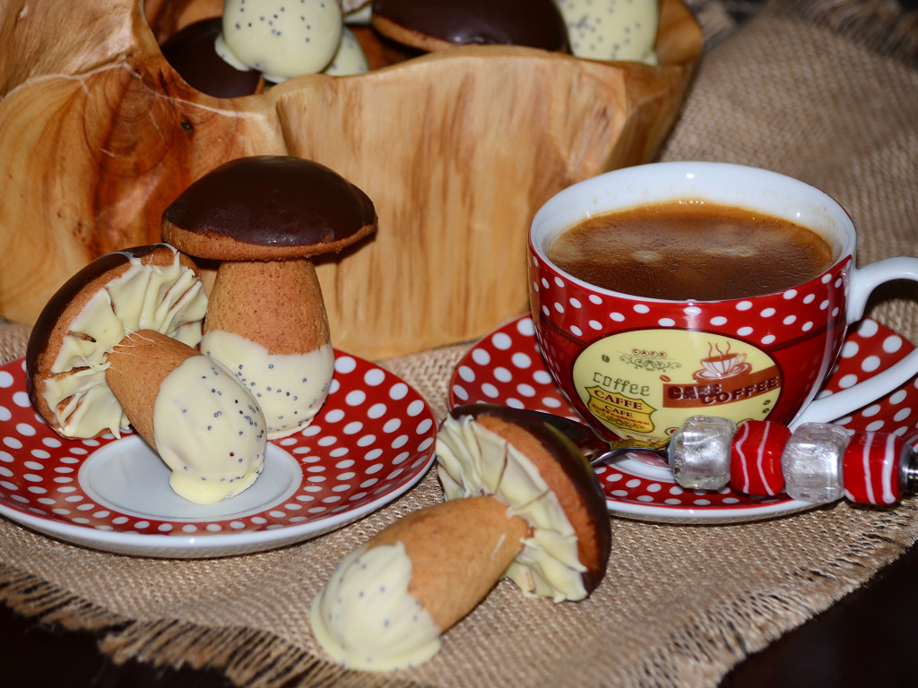 Чашка кофе на столе с печеньем грибочки 