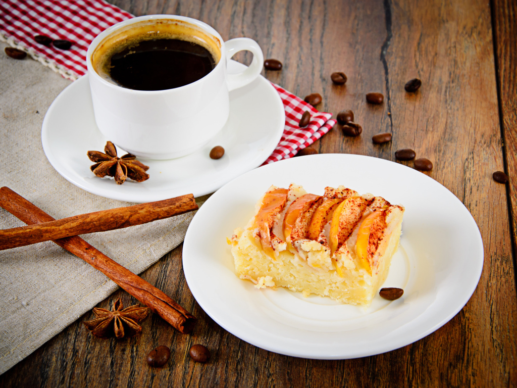 Чашка кофе на столе с кусочком пирога