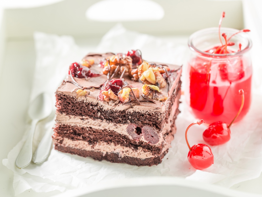 Кусок торта с консервированной вишней