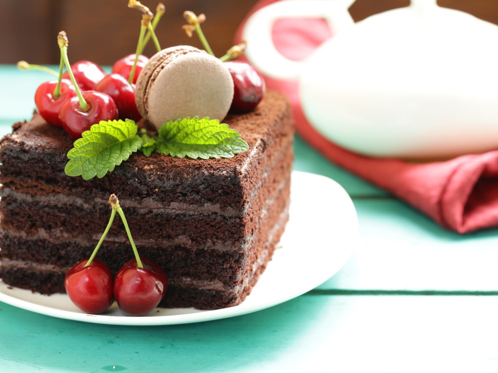 Кусок шоколадного торта с ягодами черешни 