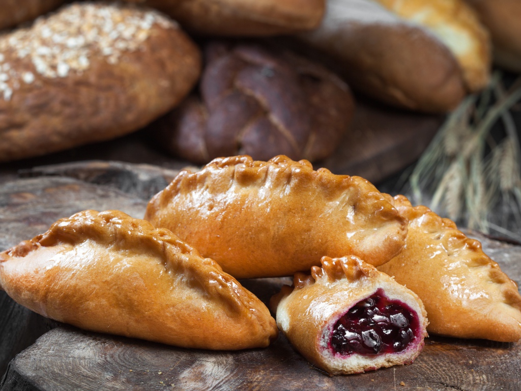 Аппетитные булочки с вишней
