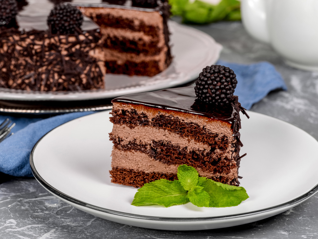 Аппетитный торт с шоколадом и кремом на тарелке