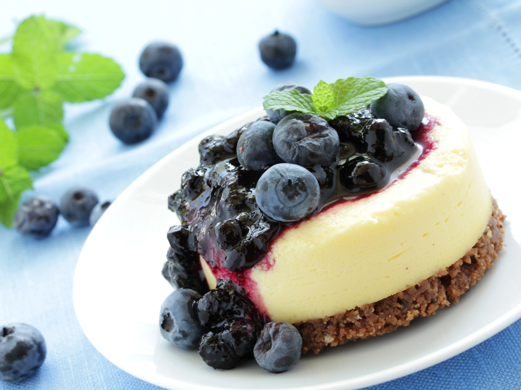 Аппетитное пирожное с джемом и ягодами черники