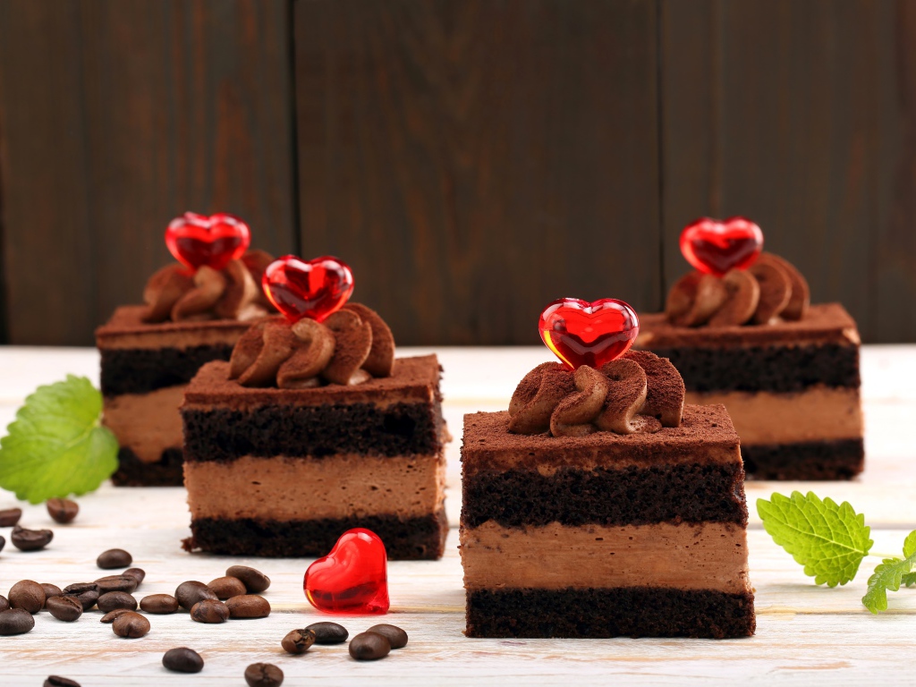 Аппетитные шоколадные пирожные с красными сердечками
