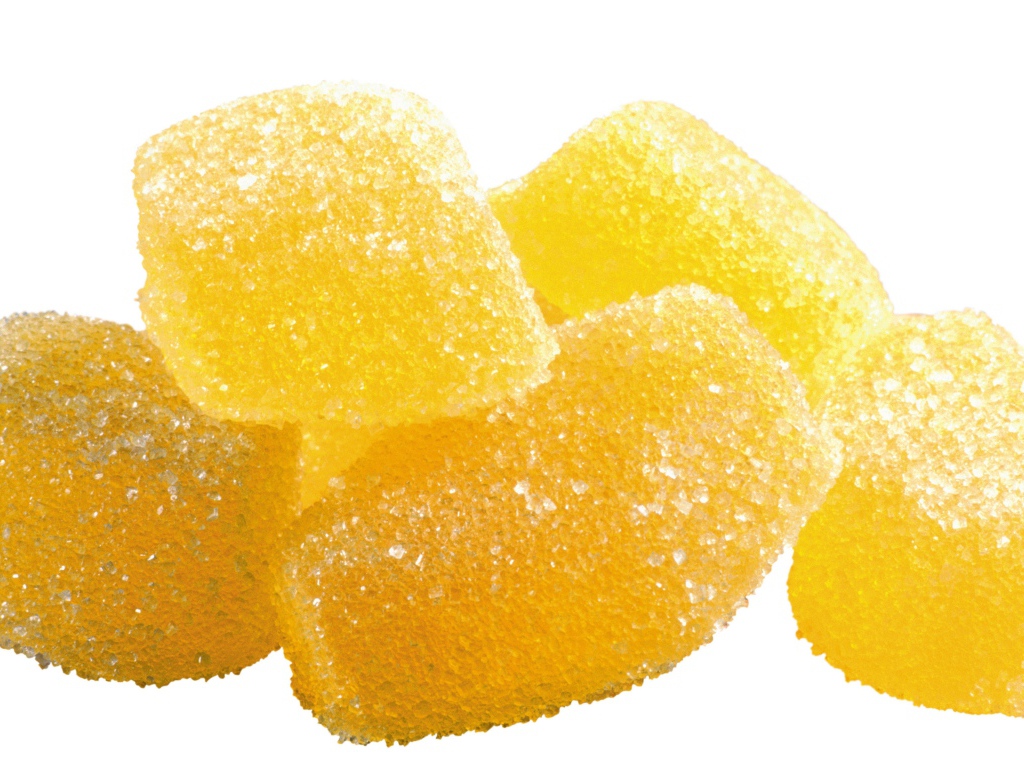 Аппетитный  мармелад в сахаре на белом фоне