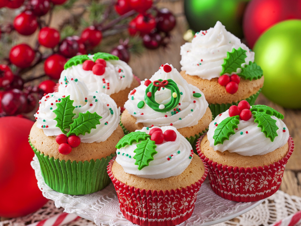 Красивые рождественские кексы с кремом
