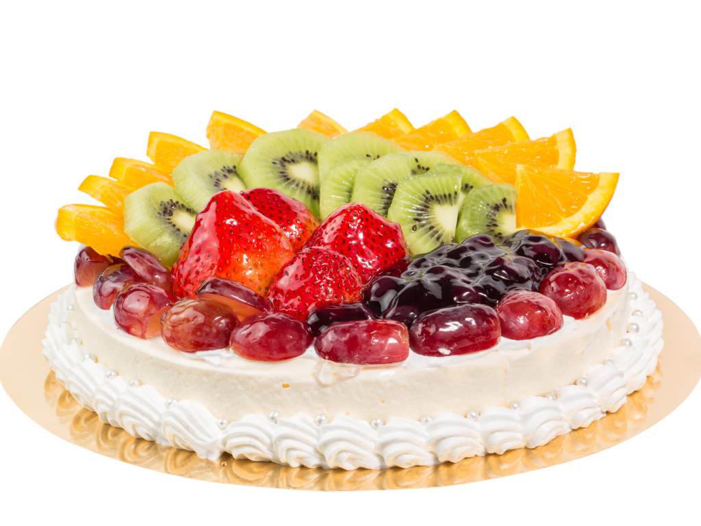 Красивый праздничный торт с ягодами на белом фоне