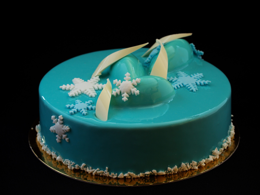 Красивый голубой глянцевый торт со снежинками 