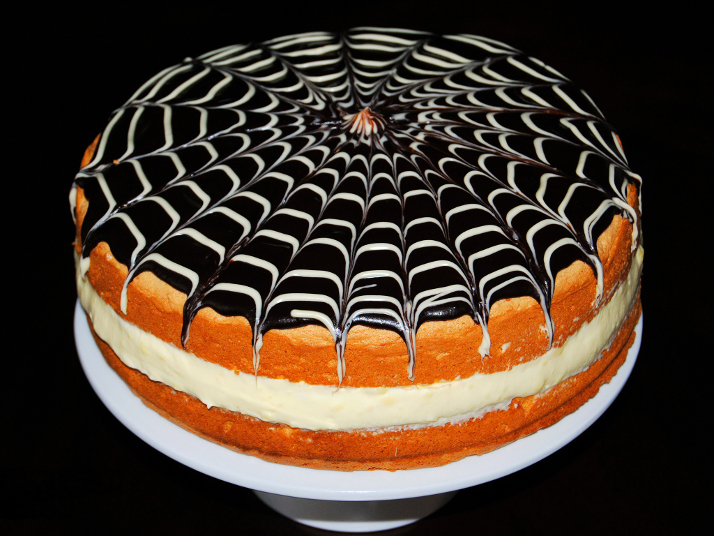 Красивый торт с рисунком на черном фоне