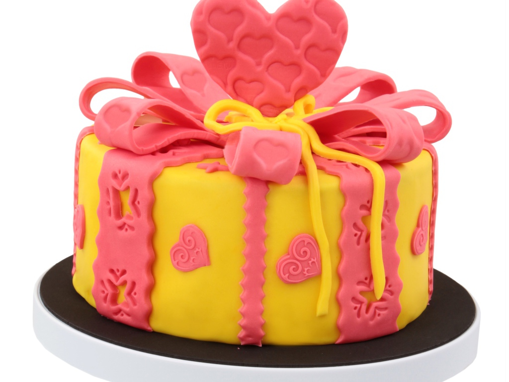 Красивый торт с сердечками из мастики на белом фоне