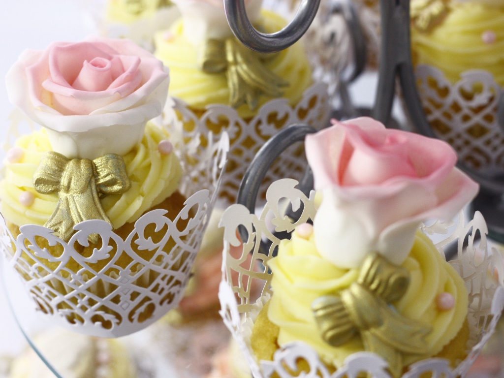 Красивые капкейки с розовыми розами из мастики