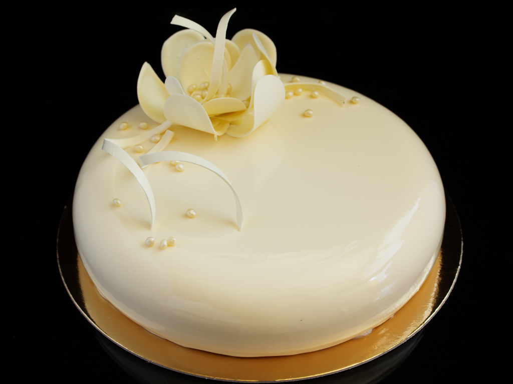 Красивый глянцевый торт с белым цветом